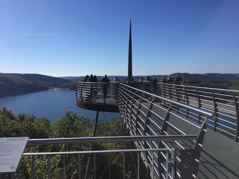 Menschen stehen auf Aussichtsplattform, Lörmecke-Turm, Aussichtspunkt, Sauerland, Panoramablick, Aussichtstürme, Ausflüge mit Kindern