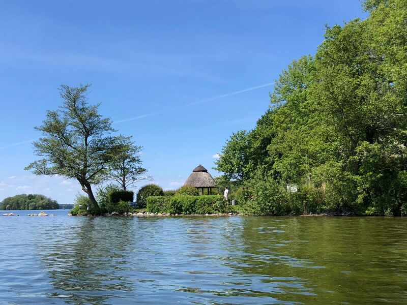 Wasser und grüner Park, Holsteinische Schweiz