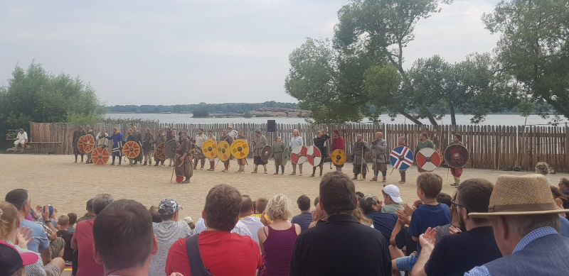 Wikingershow auf den Wikingertagen in Schleswig, Kampfarena, Bogenschießen, Reiseblog Familienreise