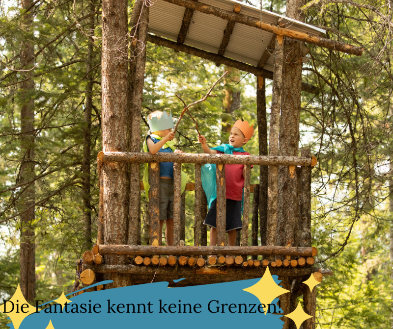 Kinder als König verkleidet spielen auf dem Baumhaus, Fantasien, Baumhausbau
