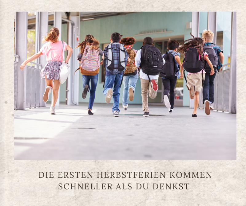 Schulkinder rennen durch den Schulflur, Schulanfang, Schultüte